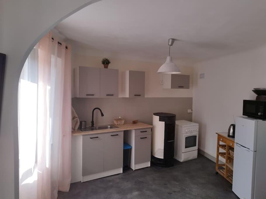 Jolie Maison De Bourg Tout Equipee 10Km D'Ambert Saint-Amant-Roche-Savine Zewnętrze zdjęcie