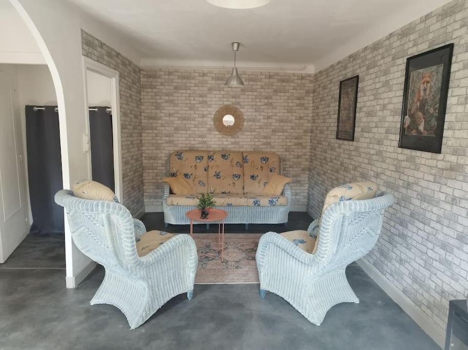 Jolie Maison De Bourg Tout Equipee 10Km D'Ambert Saint-Amant-Roche-Savine Zewnętrze zdjęcie