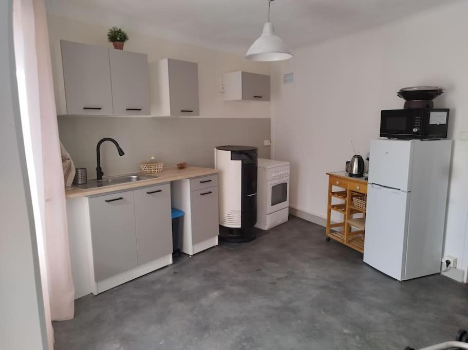 Jolie Maison De Bourg Tout Equipee 10Km D'Ambert Saint-Amant-Roche-Savine Zewnętrze zdjęcie