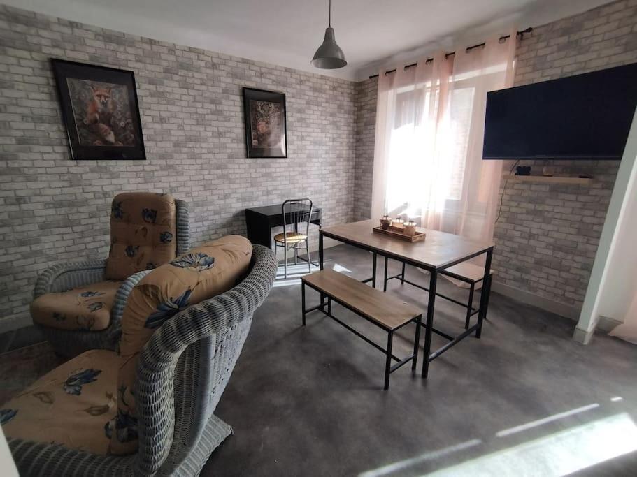 Jolie Maison De Bourg Tout Equipee 10Km D'Ambert Saint-Amant-Roche-Savine Zewnętrze zdjęcie